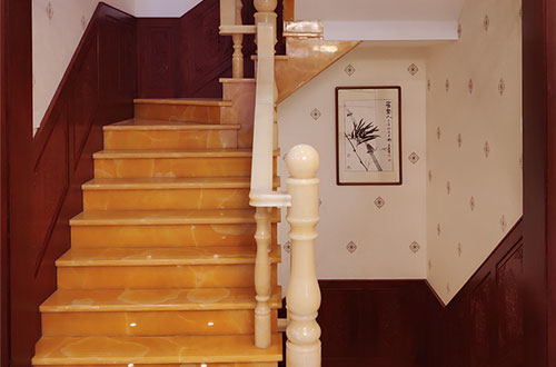 环县中式别墅室内汉白玉石楼梯的定制安装装饰效果