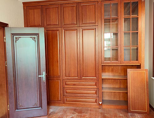 环县中式家庭装修里定制的实木衣柜效果图